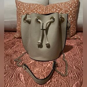 BRAND NEW-DV DIVA’S Bucket Leather Bag